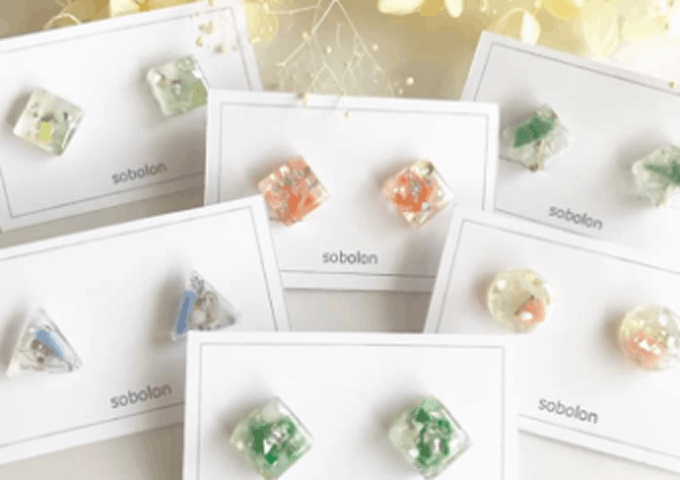 色々な形をした複数のピアス